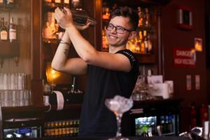 Een man in een bar die een glas omhoog houdt. bij REZz Dublin in Dublin