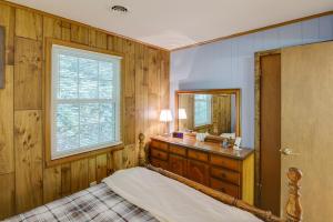 - une chambre avec un lit, un lavabo et un miroir dans l'établissement Charming Gatlinburg Home Pets and Families Welcome!, à Gatlinburg