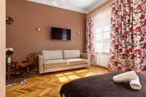 sala de estar con sofá y ventana en Mikołajska 5 Apartments, en Cracovia