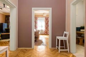 Sala de estar con pasillo con silla y mesa en Mikołajska 5 Apartments, en Cracovia