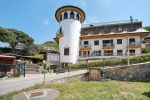 un edificio con un faro al costado de una calle en Appartamento Bilocale Moneglia 31, en Moneglia