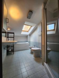 uma casa de banho com um lavatório, um WC e uma banheira em Marco Simone Roma Golf Club em Marco Simone