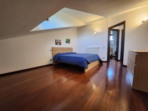 um quarto com uma cama e piso em madeira em Marco Simone Roma Golf Club em Marco Simone