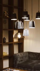 EPIGRAPH Design Hotel في تبليسي: غرفة معيشة بها أريكة والعديد من الأضواء