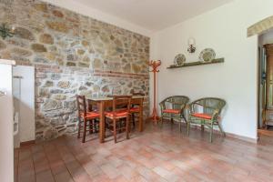 jadalnia ze stołem i krzesłami w obiekcie Angela - Agriturismo La Valentina w mieście Talamone