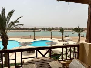 Balkon ili terasa u objektu Sabina 1br apartment Lagoon view with shared pool By BFG Beit Fel Gouna