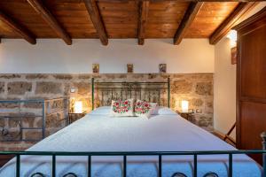 um quarto com uma cama grande e 2 almofadas em Emerald Top in Old Town by sea em Alghero