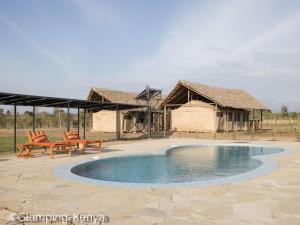 ein Resort mit einem Pool, 2 Stühlen und einem Zelt in der Unterkunft Glamping Kenya Mt. Kenya Lodge in Naro Moru