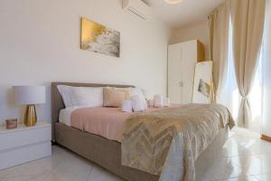 Un dormitorio con una cama grande y una ventana en Stella Luxury House, en Roma