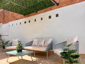 un patio con dos sillas y una mesa en Crysoyle Apartment Barcelona Next to Camp Nou, en Hospitalet de Llobregat