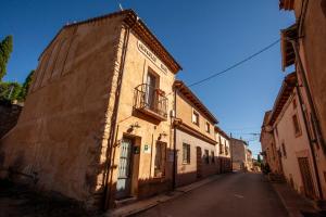 um beco com um edifício antigo ao lado de uma rua em Casa rural 4 estrellas Chocolat Imón em Imón