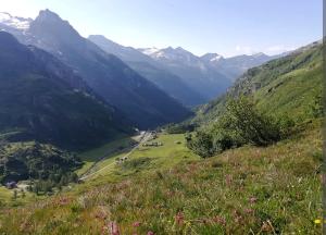 - Vistas al valle de las montañas en Fuchs Haus, en Formazza