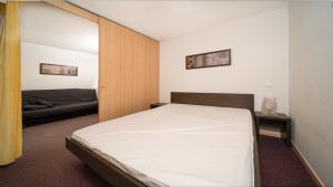 a bedroom with a bed and a mirror at Chalets du Verdon 3302 - pied des pistes -6 pers in La Foux