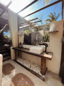 uma casa de banho com um lavatório num quarto em Pousada Casa Mar pé na areia em Caraíva