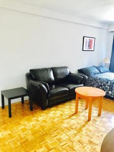 Oleskelutila majoituspaikassa Stylish Montreal Apartment: Comfortable Stay in the Golden Square Mile