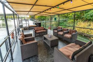 ピュトーにあるGrande péniche 4 ch - 10 pers -Paris - Ile de Puteaux- terrassesの船のデッキ(ソファ、テーブル付)