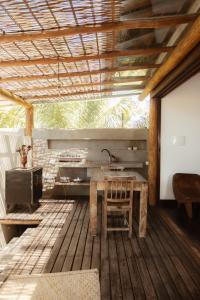 uma cozinha com lavatório e piso em madeira em Pousada Casa Mar pé na areia em Caraíva