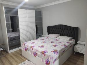 1 dormitorio con cama y espejo grande en Clifftop Bliss: Beach View, 2BR en Mudanya