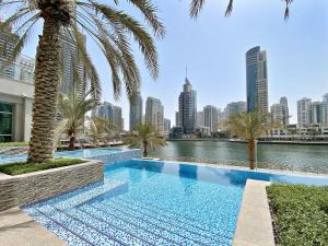 Bazén v ubytování Spacious Apartment with Full Marina View, 5 min from JBR Beach and Dubai Marina Mall nebo v jeho okolí