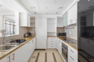 Kuchyň nebo kuchyňský kout v ubytování Spacious Apartment with Full Marina View, 5 min from JBR Beach and Dubai Marina Mall