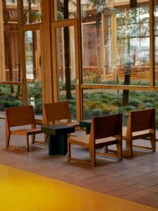 un groupe de chaises et de tables dans un bâtiment dans l'établissement Rooms Hotel Batumi, à Batoumi