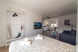 Habitación con cama y sala de estar. en ALFALFA ATICO Apartments, en Madrid