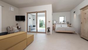 een slaapkamer met een bed en een glazen schuifdeur bij La Loggia Georg in Pianizza di Sopra