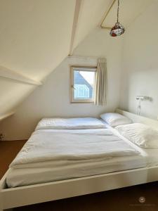 Postel nebo postele na pokoji v ubytování - Het Kleine Nest - nabij het meer, strand & Keukenhof