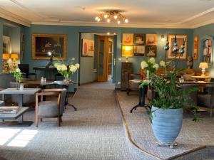 Uma área de estar em Hotel Edelweiss Kitzbühel