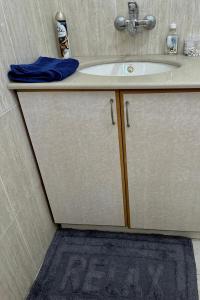 ein Waschbecken mit blauem Handtuch darüber in der Unterkunft ELIAS Penthouse in Nazareth