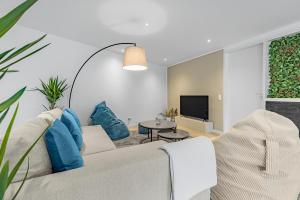 un soggiorno con divano e TV di PRIME - City Apartment für 6 - Neu & Modern a Monaco