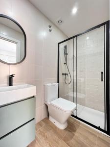 y baño con aseo y ducha. en Crysoyle Apartment Barcelona Next to Camp Nou, en Barcelona