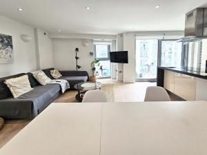 sala de estar con sofá y mesa en Beautiful 2 bedroom flat in Battersea en Londres