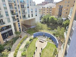 uma vista geral de um parque numa cidade com edifícios em Beautiful 2 bedroom flat in Battersea em Londres