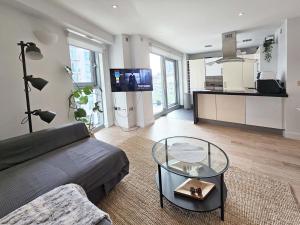 - un salon avec un canapé et une table dans l'établissement Beautiful 2 bedroom flat in Battersea, à Londres