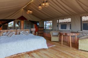 ein Schlafzimmer mit einem Bett in einem Zelt in der Unterkunft Glamping Kenya Mt. Kenya Lodge in Naro Moru