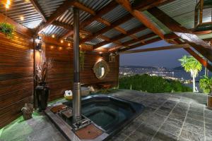 Fotografie z fotogalerie ubytování Knysna Lodge - Self Catering Unit with Woodfired Hot Tub v destinaci Knysna