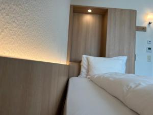 Tempat tidur dalam kamar di Hotel Felmis SELF CHECK-IN