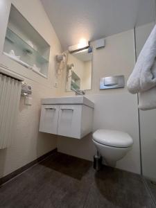 Kamar mandi di Hotel Felmis SELF CHECK-IN