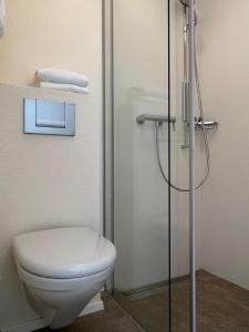Kamar mandi di Hotel Felmis SELF CHECK-IN