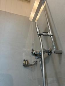 Kamar mandi di Hotel Felmis SELF CHECK-IN