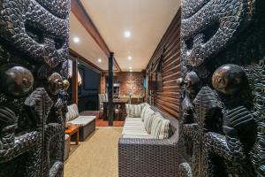 Posezení v ubytování Knysna Lodge - Self Catering Unit with Woodfired Hot Tub