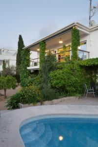 une maison avec une piscine en face d'une maison dans l'établissement Villa in Albir, à L'Alfàs del Pi