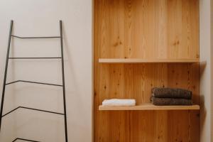 een kamer met een houten plank met handdoeken erop bij La Loggia Georg in Pianizza di Sopra