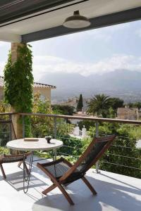 d'une terrasse avec une table et des chaises sur un balcon. dans l'établissement Villa in Albir, à L'Alfàs del Pi