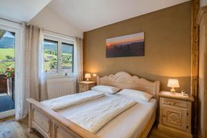 Un dormitorio con una cama grande y una ventana en Dalblick, en Oberharmersbach