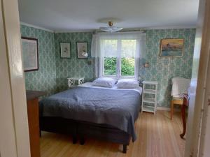 Ένα ή περισσότερα κρεβάτια σε δωμάτιο στο Lantlig idyll nära sjö i Småland