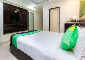 Postel nebo postele na pokoji v ubytování Treebo Laaiba Residency