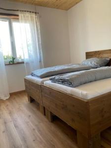 two twin beds in a room with wooden floors at Ferienwohnung Hüttenflair in Amberg