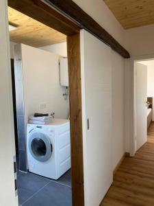 a laundry room with a washing machine and a washer at Ferienwohnung Hüttenflair in Amberg